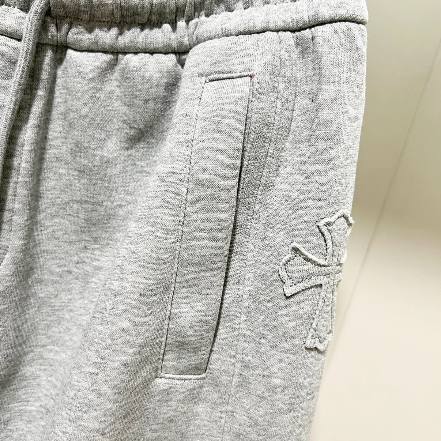 P260 chromehearts/Chrome heart selected 400g custom fabric sweatpants, classic side patch cross embroidery🪡hardware crafts logo, official synchronization, 1:1 original mold opening, fashion personality, versatile trend, pure original quality, original washed fabric, tag, collar label, washed wheat, complete three labels, color: black, gray. Size: M-3XL